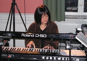Makiko Hirabayashi, keyboards (foto: Sren Noah, 2005)